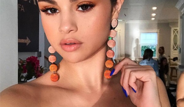 Selena Gomez Orange Eyeshadow