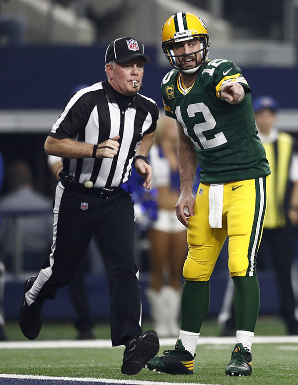 aaron-rodgers-ref-green-bay-packers-game