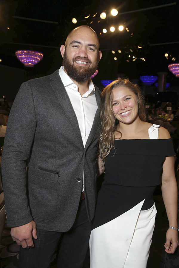 Ronda-Rousey-Travis-Browne-engaged-ftr