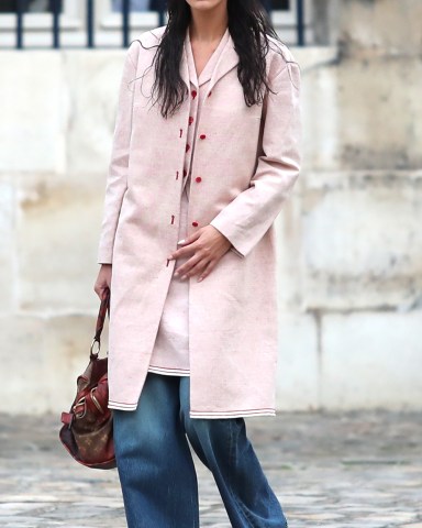 Bella Hadid smiles to the crowd as she is seen leaving the S/S 23 Victoria  Beckham fashion show at 2022 Paris Fashion WeekPictured: Bella HadidRef: SPL5490067 300922 NON-EXCLUSIVEPicture by: Pierre Teyssot / SplashNews.comSplash News and PicturesUSA: +1 310-525-5808London: +44 (0)20 8126 1009Berlin: +49 175 3764 166photodesk@splashnews.comWorld Rights