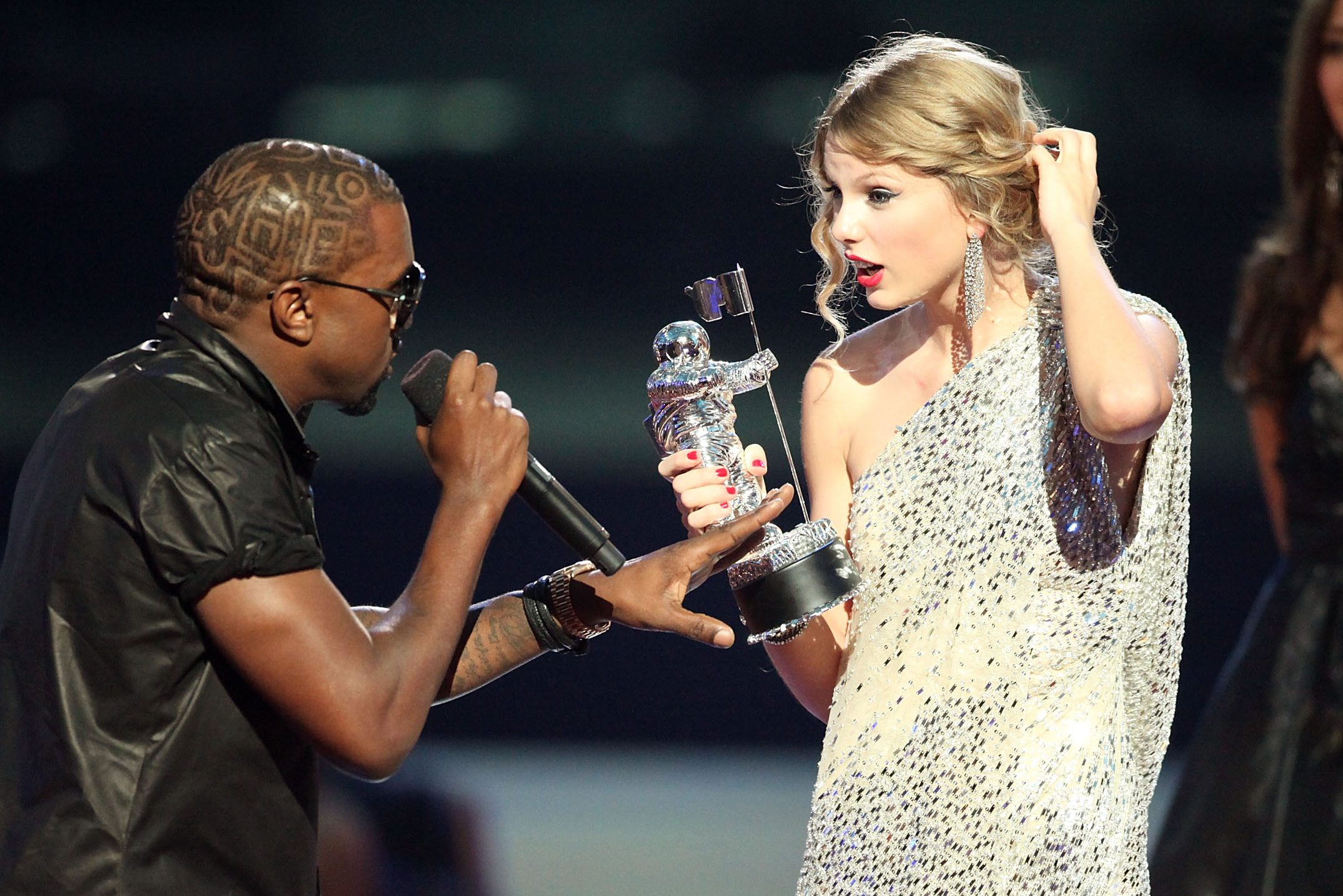 Kanye West and Taylor Swift at the 2009 VMas