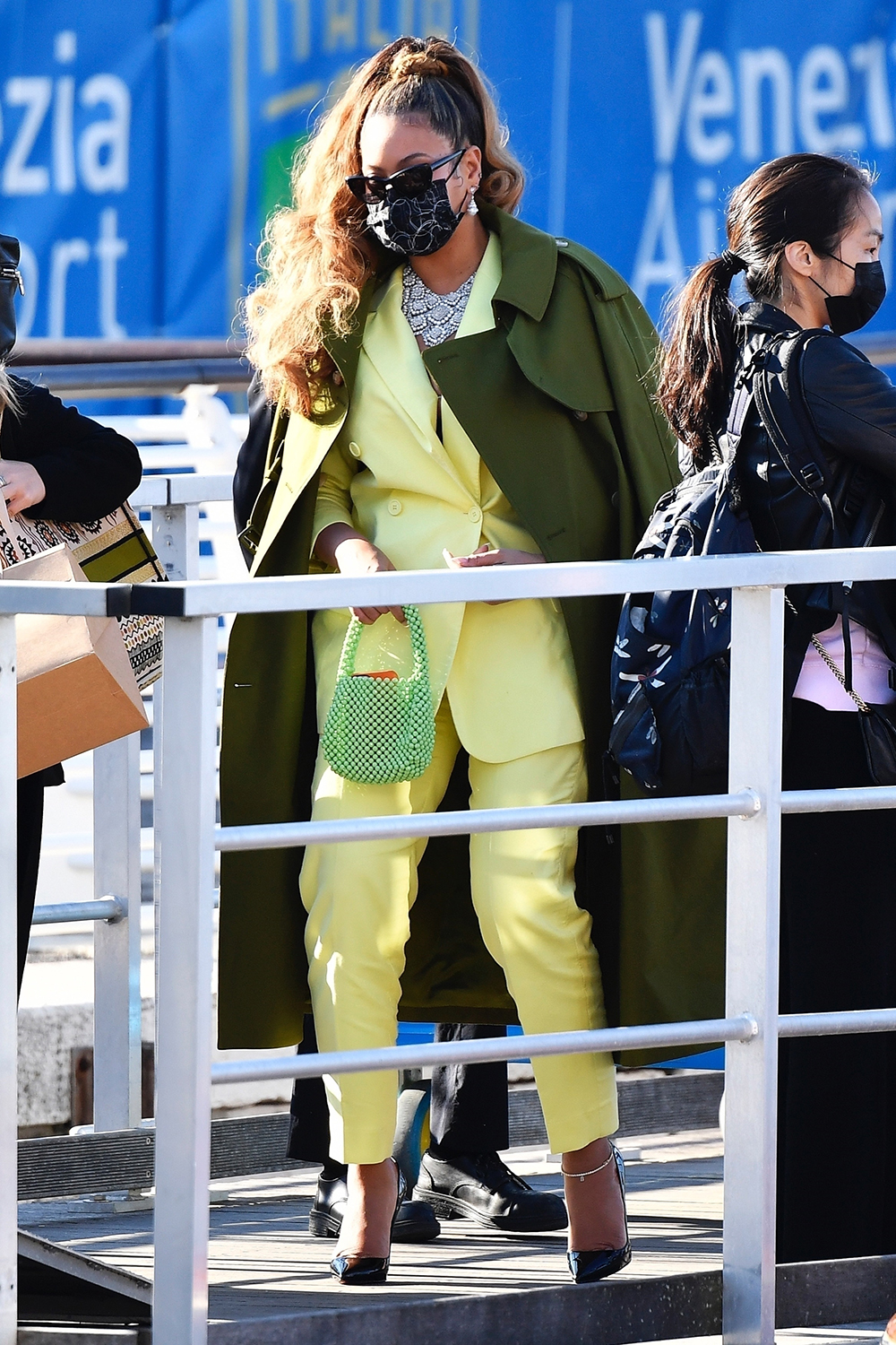 Venice, ITALY  - *EXCLUSIVE*  - Superstar couple Beyonce and her husband Jay-Z are seen departing from Venice Airport after attending the wedding of Géraldine Guyot and Alexandre Arnault in Venice, Italy.

Pictured: Beyonce, Jay-Z

BACKGRID USA 17 OCTOBER 2021 

BYLINE MUST READ: Cobra Team / BACKGRID

USA: +1 310 798 9111 / usasales@backgrid.com

UK: +44 208 344 2007 / uksales@backgrid.com

*UK Clients - Pictures Containing Children
Please Pixelate Face Prior To Publication*