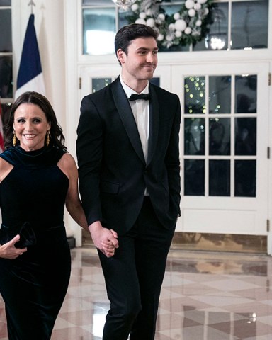 Jennifer Garner and Violet Affleck arrive to attend a State Dinner in honor of President Emmanuel Macron and Brigitte Macron of France hosted by United States President Joe Biden and first lady Dr. Jill Biden at the White House in Washington, DC on Thursday, December 1, 2022 Credit: Sarah Silbiger / Pool via CNP. 01 Dec 2022 Pictured: Julia Louis-Dreyfus and Charles Hall arrive to attend a State Dinner in honor of President Emmanuel Macron and Brigitte Macron of France hosted by United States President Joe Biden and first lady Dr. Jill Biden at the White House in Washington, DC on Thursday, December 1, 2022 Credit: Sarah Silbiger / Pool via CNP. Photo credit: Sarah Silbiger - Pool via CNP / MEGA TheMegaAgency.com +1 888 505 6342 (Mega Agency TagID: MEGA922599_041.jpg) [Photo via Mega Agency]