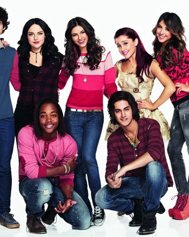 No Merchandising. Editorial Use Only. No Book Cover Usage.
Mandatory Credit: Photo by Nickleodeon Production/Schneider'S Bakery/Sony Music/Kobal/REX/Shutterstock (5878000d)
Matt Bennett, Elizabeth Gillies, Leon Iii Thomas, Victoria Justice, Ariana Grande, Avan Jogia, Daniella Monet
Victorious - 2010
Nickleodeon Production/Schneider'S Bakery/Sony Music Entertainment
USA
TV Portrait
Tv Classics