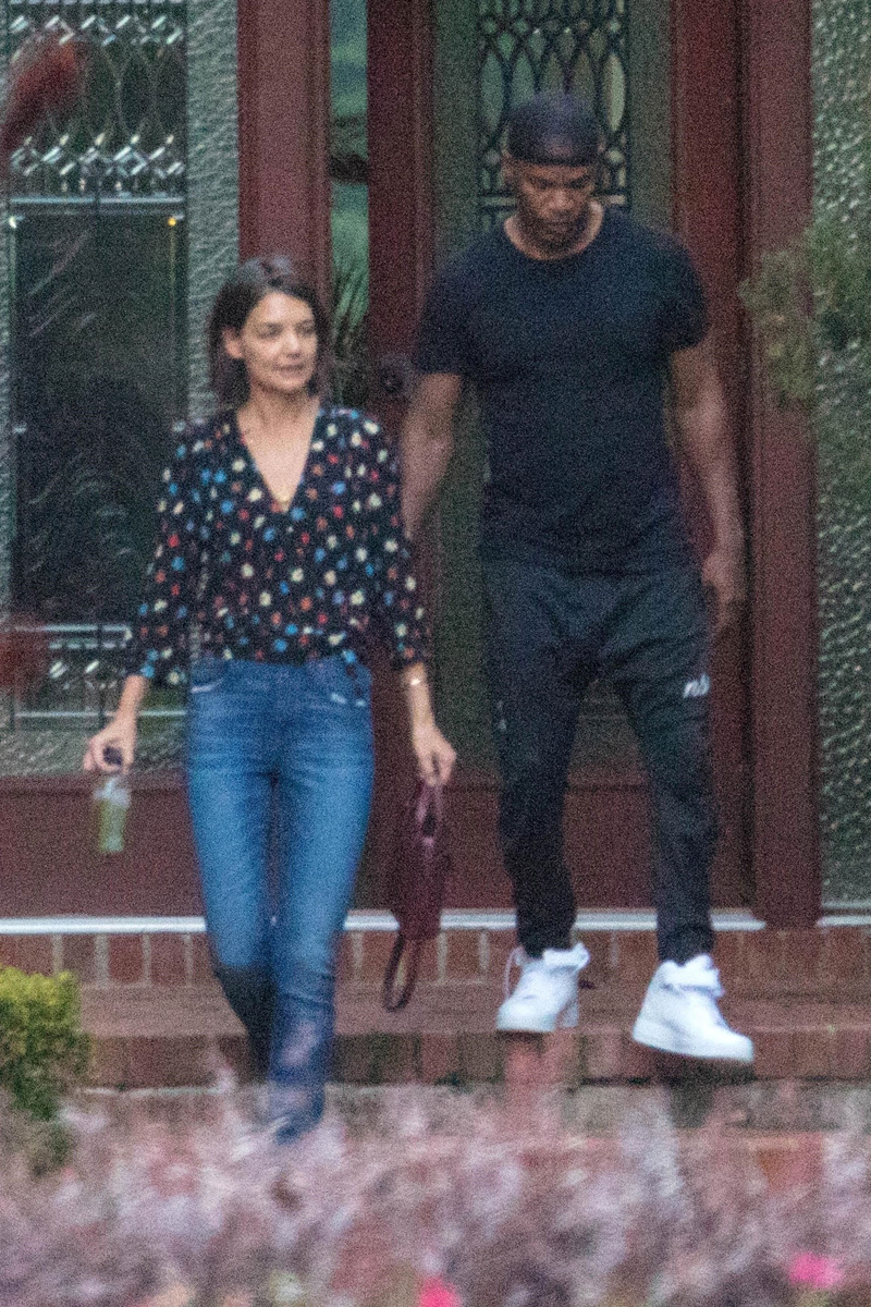 Atlanta, GA  - *EXCLUSIVE*  - Low profile lovebirds Katie Holmes and Jamie Foxx are spotted stepping out together in Atlanta, Georgia. Doting boyfriend Jamie helped Katie carry her luggage to her car during the outing. *SHOT ON September 18, 2018*

Pictured: Katie Holmes, Jamie Foxx

BACKGRID USA 21 SEPTEMBER 2018 

USA: +1 310 798 9111 / usasales@backgrid.com

UK: +44 208 344 2007 / uksales@backgrid.com

*UK Clients - Pictures Containing Children
Please Pixelate Face Prior To Publication*