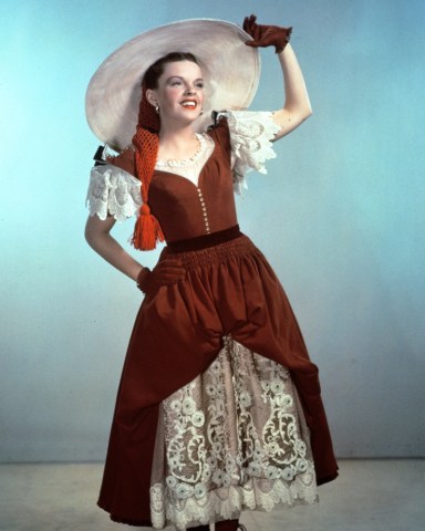 No Merchandising. Editorial Use Only
Mandatory Credit: Photo by GTV Archive/REX/Shutterstock (390893ki)
FILM STILLS OF 'PIRATE' WITH 1948, JUDY GARLAND, STUDIO, PORTRAIT, HAT, COSTUME, CHARACTER, GLOVES, HAND ON HIP, BIG HAT, LIPSTICK - RED IN 1948
VARIOUS