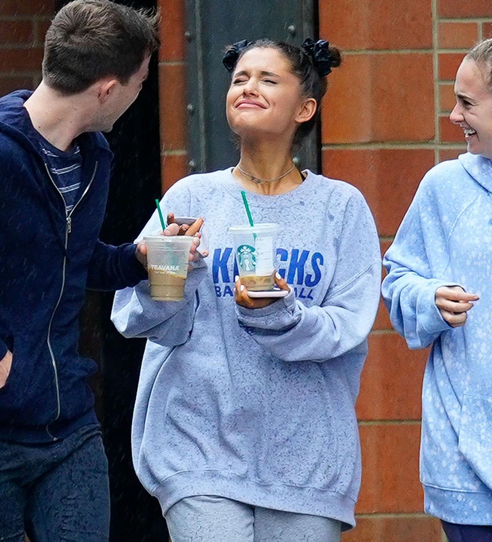 Ariana Grande takes a break from thinking about ex Mac Miller as she walks in the rain with her friends and go to the park to enjoy coffee in New York

Pictured: Ariana Grande
Ref: SPL5025459 180918 NON-EXCLUSIVE
Picture by: Jackson Lee / SplashNews.com

Splash News and Pictures
Los Angeles: 310-821-2666
New York: 212-619-2666
London: 0207 644 7656
Milan: +39 02 4399 8577
Sydney: +61 02 9240 7700
photodesk@splashnews.com

World Rights, No Portugal Rights