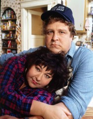 ROSEANNE, from left: Roseanne Barr, John Goodman, (Season 1, 1988-89), 1988-97. ©Carsey-Werner/Courtesy: Everett Collection.