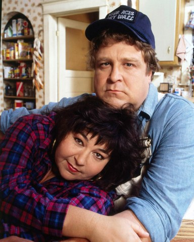 ROSEANNE, from left: Roseanne Barr, John Goodman, (Season 1, 1988-89), 1988-97. ©Carsey-Werner/Courtesy: Everett Collection.