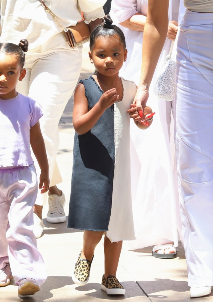 True Grabs Ice Cream With Her Mom & Cousins