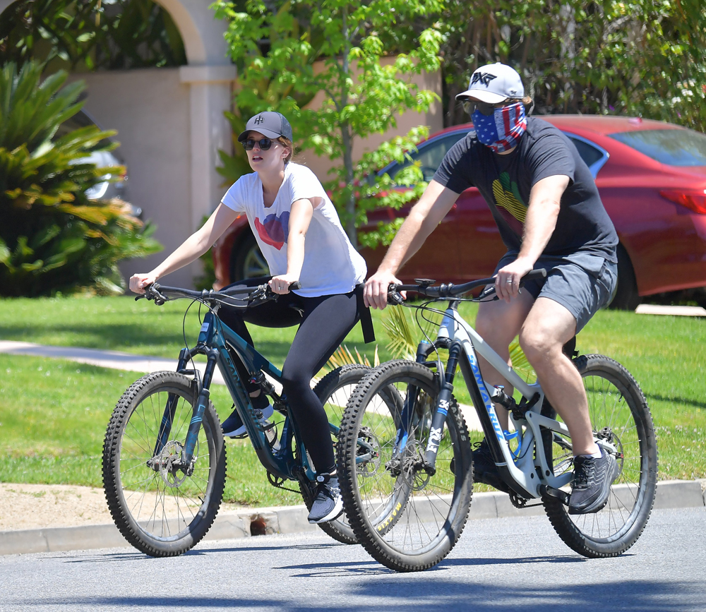 a pregnant Katherine Schwarzenegger Pratt and her husband Chris Pratt head out on a bike ride in Santa Monica