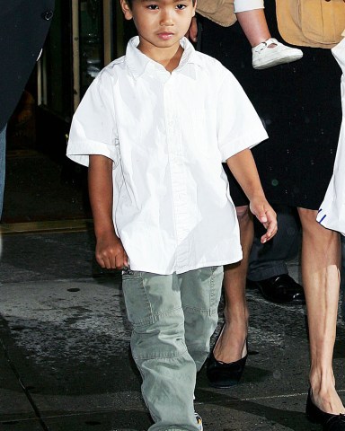 Maddox Jolie-PittAngelina Jolie shopping with her children, Maddox and Shiloh, New York, America - 16 Jun 2007June 16, 2007 - New York City.Angelina Jolie takes Shiloh and Maddox to Lee's Art Shop in New York City.Photo ® Henry Lamb/Photowire/BEImages