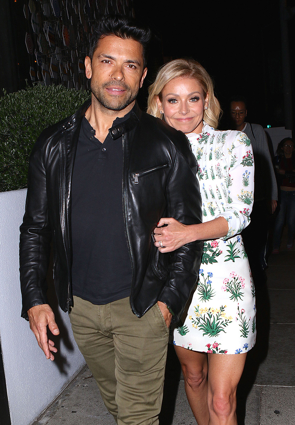 kelly-ripa-mark-pda-moments-9