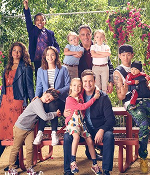 SINGLE PARENTS - ABC's "Single Parents" stars Kimrie Lewis as Poppy, Devin Trey Campbell as Rory, Tyler Wladis as Graham, Leighton Meester as Angie, Ella Allan as Amy, Marlow Barkley as Sophie, Brad Garrett as Douglas, Taran Killam as Will, Mia Allan as Emma, and Jake Choi as Miggy. (ABC/F. Scott Schafer)