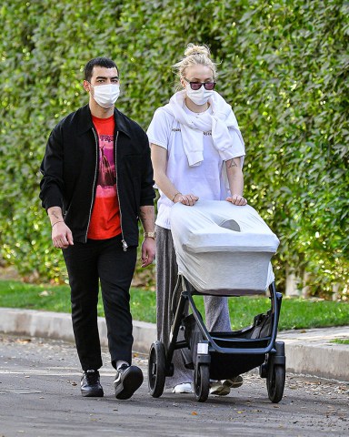 Joe Jonas and Sophie Turner enjoy a morning stroll with daughter Willa in Los Angeles, CA. 08 Dec 2020 Pictured: Joe Jonas and Sophie Turner enjoy a morning stroll with daughter Willa in Los Angeles, CA. Photo credit: Marksman / MEGA TheMegaAgency.com +1 888 505 6342 (Mega Agency TagID: MEGA720021_003.jpg) [Photo via Mega Agency]