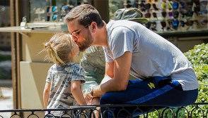celeb dads kissing kids