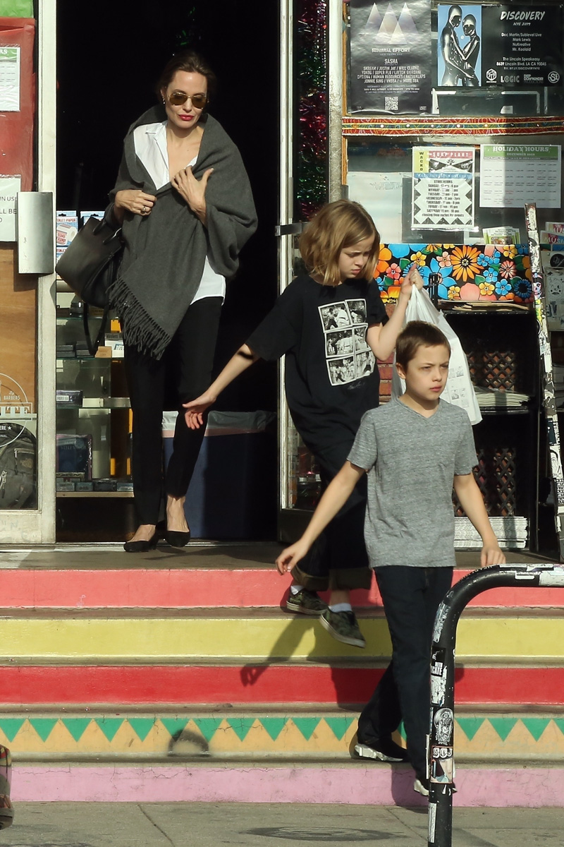 Los Angeles, CA - *EXCLUSIVE* - Angelina Jolie gets some art supplies with the kids in Los Angeles, CA. The group are seen leaving with multiple shopping bags as they leave Blue Rooster art supplies and hop in their ride.Pictured: Angelina Jolie, Knox Leon, Vivienne Marcheline BACKGRID USA 27 DECEMBER 2018 USA: +1 310 798 9111 / usasales@backgrid.com UK: +44 208 344 2007 / uksales@backgrid.com *UK Clients - Pictures Containing Children Please Pixelate Face Prior To Publication*