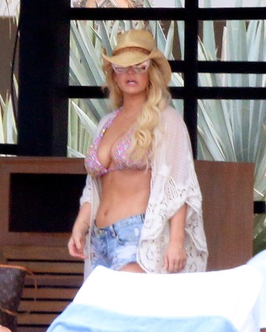 Jessica Simpson having a good time with  some friends in Los Cabos, Mexico.Pictured: jessica simpsonRef: SPL1253261 300316 NON-EXCLUSIVEPicture by: SplashNews.comSplash News and PicturesLos Angeles: 310-821-2666New York: 212-619-2666London: 0207 644 7656Milan: 02 4399 8577photodesk@splashnews.comWorld Rights, No France Rights, No Italy Rights, No Mexico Rights, No New Zealand Rights