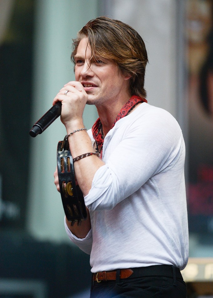 Taylor Hanson Performs Summer Concert