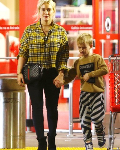 Studio City, CA - *EXCLUSIVE* - Hilary Duff and Matthew Koma go shopping with Luca at Target. Perhaps the family are getting some preemptive Holiday shopping done together.Pictured: Hilary DuffBACKGRID USA 1 DECEMBER 2018 USA: +1 310 798 9111 / usasales@backgrid.comUK: +44 208 344 2007 / uksales@backgrid.com*UK Clients - Pictures Containing ChildrenPlease Pixelate Face Prior To Publication*