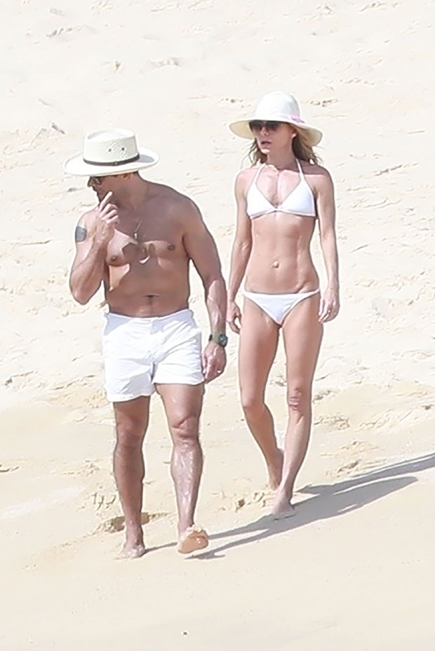 Kelly Ripa Mark Consuelos beach