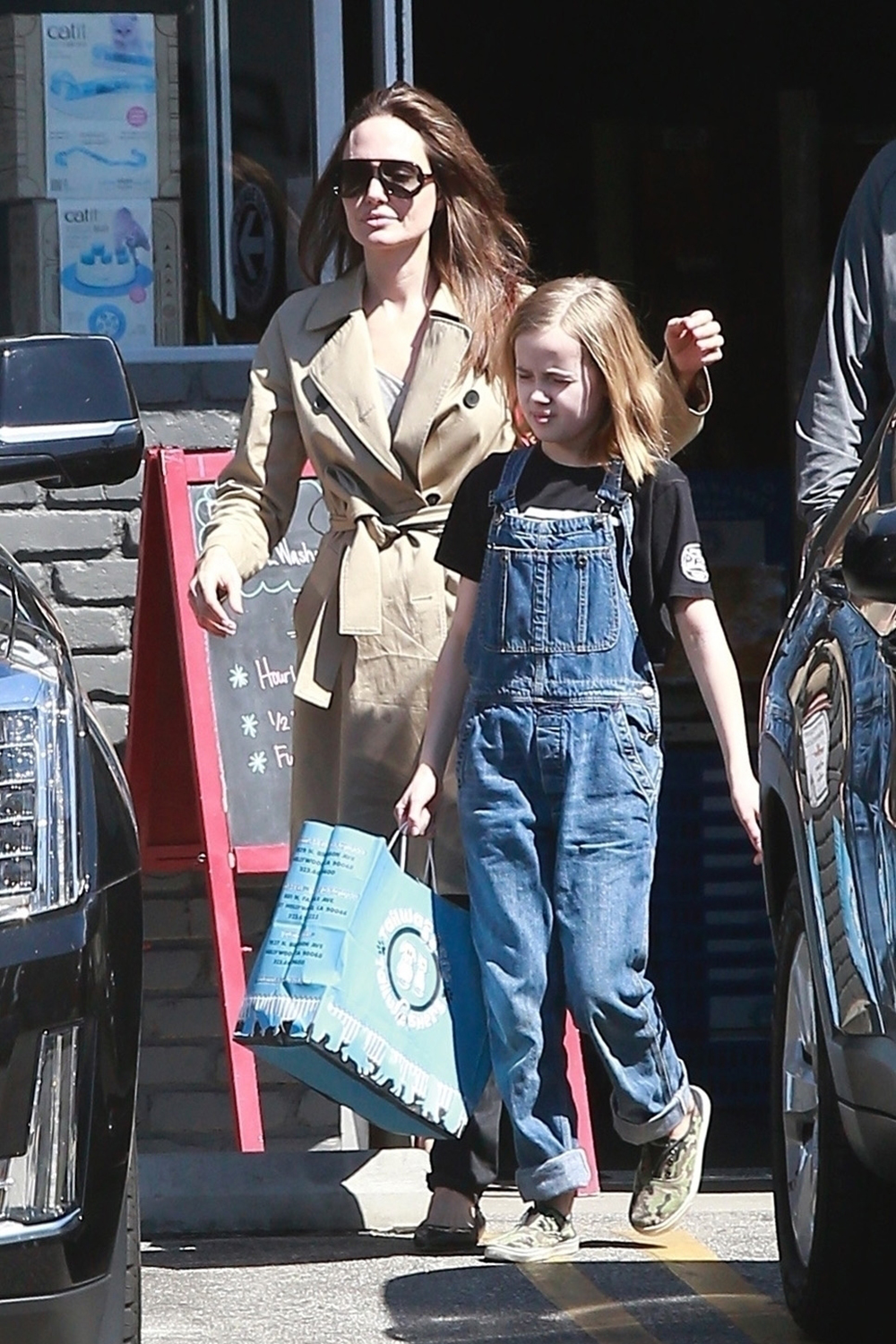 Los Angeles, CA - *EXCLUSIVE* - Angelina Jolie buys some flowers with her daughter Vivienne. The duo look cheerful as they are joined by their body guard for the outing.Pictured: Angelina JolieBACKGRID USA 31 MARCH 2019 USA: +1 310 798 9111 / usasales@backgrid.comUK: +44 208 344 2007 / uksales@backgrid.com*UK Clients - Pictures Containing ChildrenPlease Pixelate Face Prior To Publication*