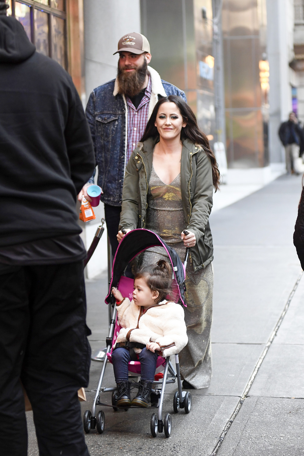 Jenelle Evans (The Teen Mom) Takes Her Husband And Their Daughter Out For Lunch In Times Square