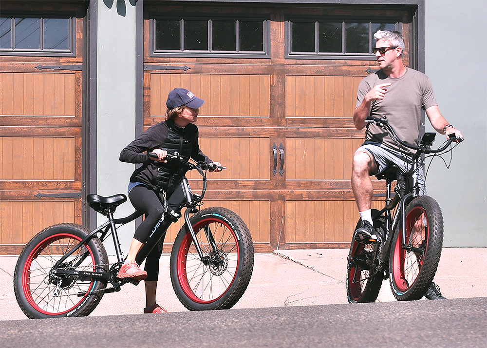 *EXCLUSIVE* Renee Zellweger and Ant Anstead go for a bike ride in Laguna Beach