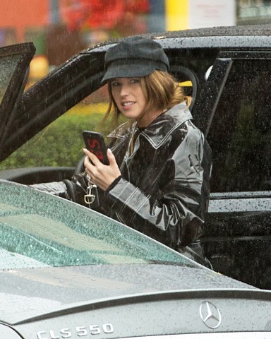 Katherine Schwarzenegger spotted out in the rain wearing a new wedding ring.Katherine Schwarzenegger spotted out in the rain wearing a new engagement ring  ring, the daughter of Maria Shriver just announced her engagement to Chris Pratt.Pictured: Katherine SchwarzeneggerRef: SPL5055243 140119 NON-EXCLUSIVEPicture by: SplashNews.comSplash News and PicturesLos Angeles: 310-821-2666New York: 212-619-2666London: 0207 644 7656Milan: 02 4399 8577photodesk@splashnews.comWorld Rights