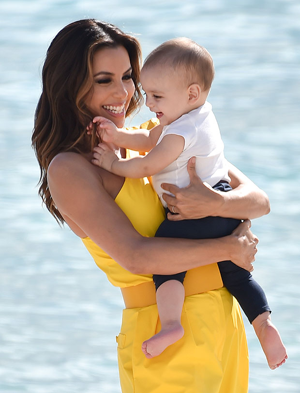  Eva Longoria son santiago Cannes 