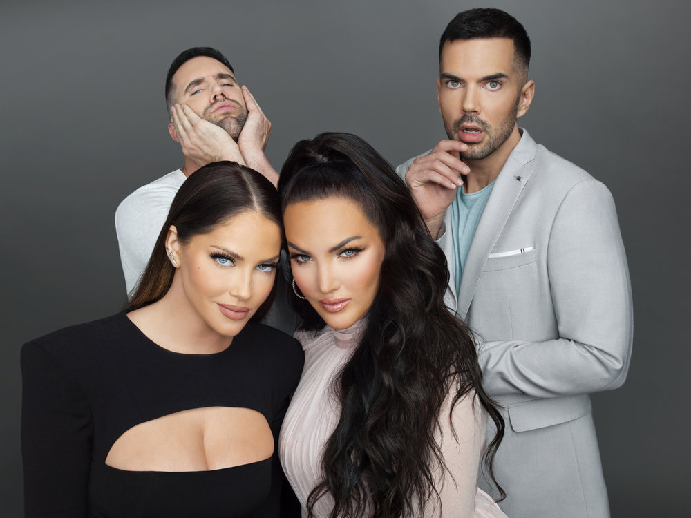 RELATIVELY NAT & LIV -- Season 1 Gallery -- Pictured: (l-r) Olivia Pierson, Joel Halcro, Natalie Halcro, and Owen Pierson -- (Photo by: Tommy Garcia/E! Entertainment)