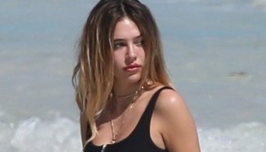 Delilah-Belle-Hamlin-21-Looks-Hot-In-Bikini-While-Mom-Lisa-Rinna-Reminds-Her-To-Drink-Water-ftr