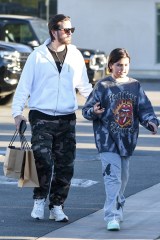 Malibu, CA  - *EXCLUSIVE*  - Scott Disick takes son Mason shopping at James Perse at the celebrity hot spot Malibu Cross Creek Mall.

Pictured: Scott Disick, Mason Disick 

BACKGRID USA 12 MARCH 2022 

USA: +1 310 798 9111 / usasales@backgrid.com

UK: +44 208 344 2007 / uksales@backgrid.com

*UK Clients - Pictures Containing Children
Please Pixelate Face Prior To Publication*