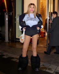 New York City, NY  - *EXCLUSIVE* Wendy Williams shows off her Bergdorf Goodman tee as she leaves her apartment and heads to a gym in New York City.

Pictured: Wendy Williams

BACKGRID USA 22 FEBRUARY 2023 

BYLINE MUST READ: T.JACKSON / BACKGRID

USA: +1 310 798 9111 / usasales@backgrid.com

UK: +44 208 344 2007 / uksales@backgrid.com

*UK Clients - Pictures Containing Children
Please Pixelate Face Prior To Publication*