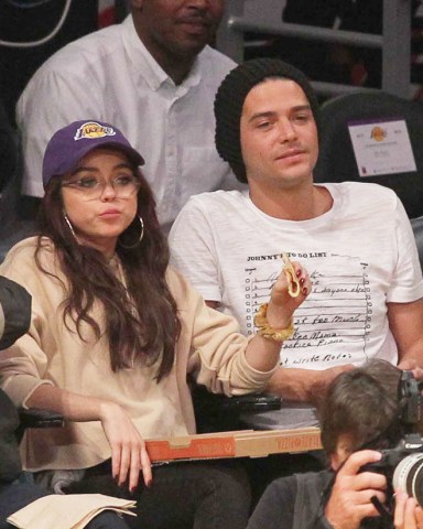 Sarah Hyland and Wells Adams out at the Lakers game, Lakers 103 Bulls 94 at Staples Center in LA, CA on November 21, 2017.

Pictured: Sarah Hyland and Wells Adams,Sarah Hyland
Wells Adams
Ref: SPL1628870 211117 NON-EXCLUSIVE
Picture by: SplashNews.com

Splash News and Pictures
Los Angeles: 310-821-2666
New York: 212-619-2666
London: 0207 644 7656
Milan: 02 4399 8577
photodesk@splashnews.com

World Rights