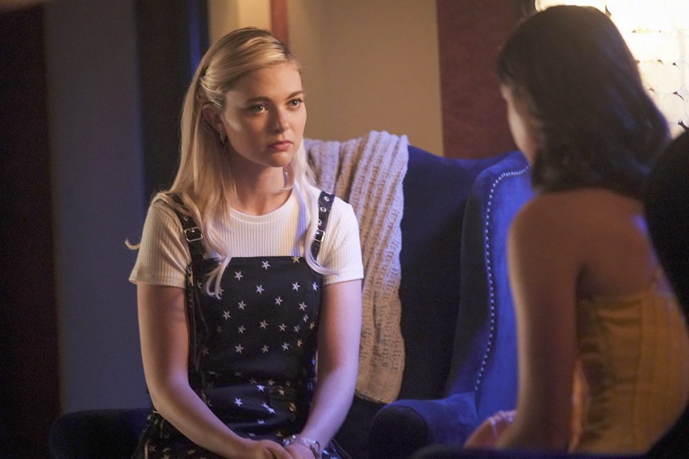 Legacies -- "I'll Never Give Up Hope" -- Image Number: LGC201b_0424b.jpg -- Pictured (L-R): Jenny Boyd as Lizzie and Kaylee Bryant as Josie -- Photo: Quantrell Colbert/The CW -- © 2019 The CW Network, LLC. All rights reserved.