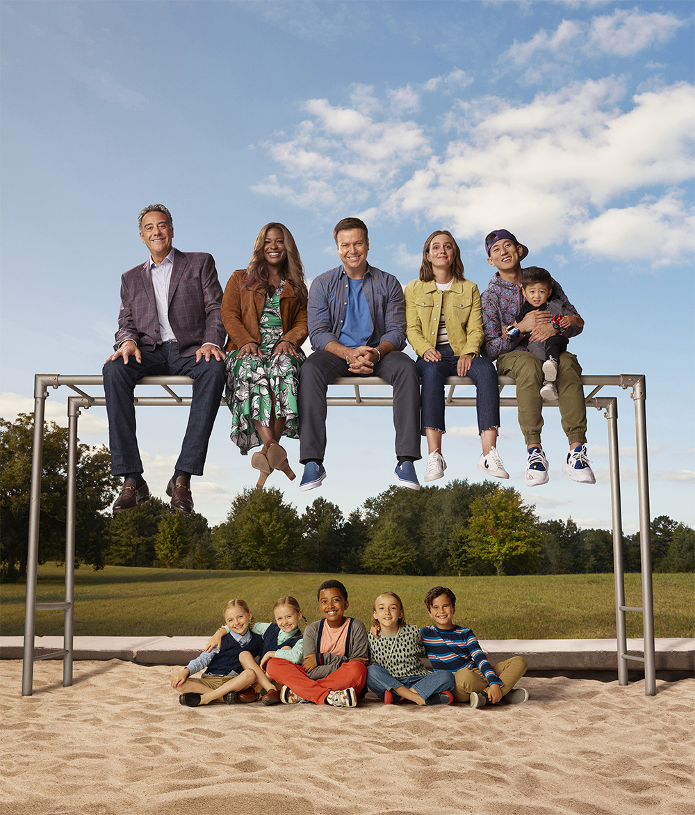 SINGLE PARENTS - ABC's "Single Parents" stars Brad Garrett as Douglas Fogerty, Kimrie Lewis as Poppy Banks, Taran Killam as Will Cooper, Leighton Meester as Angie D’Amato, Jake Choi as Miggy Park, Mia Allan as Emma Fogerty, Ella Allan as Amy Fogerty, Devin Trey Campbell as Rory Banks, Marlow Barkley as Sophie Cooper, and Tyler Wladis as Graham D'Amato. (ABC/Brian Bowen Smith)