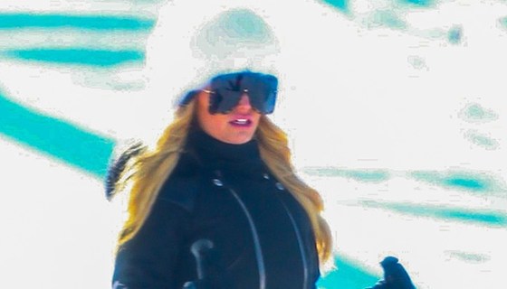 Jessica Simpson skiing in Aspen
