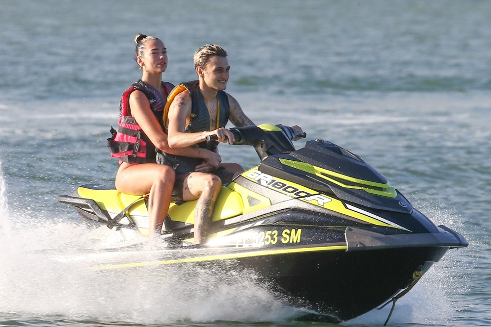 Miami, FL  - *EXCLUSIVE* - It's Friday and songstress Dua Lipa and boyfriend Anwar Hadid are getting a headstart to the weekend jetski fun in Miami with friends.

Pictured: Dua Lipa, Anwar Hadid 

BACKGRID USA 3 JANUARY 2020 

USA: +1 310 798 9111 / usasales@backgrid.com

UK: +44 208 344 2007 / uksales@backgrid.com

*UK Clients - Pictures Containing Children
Please Pixelate Face Prior To Publication*