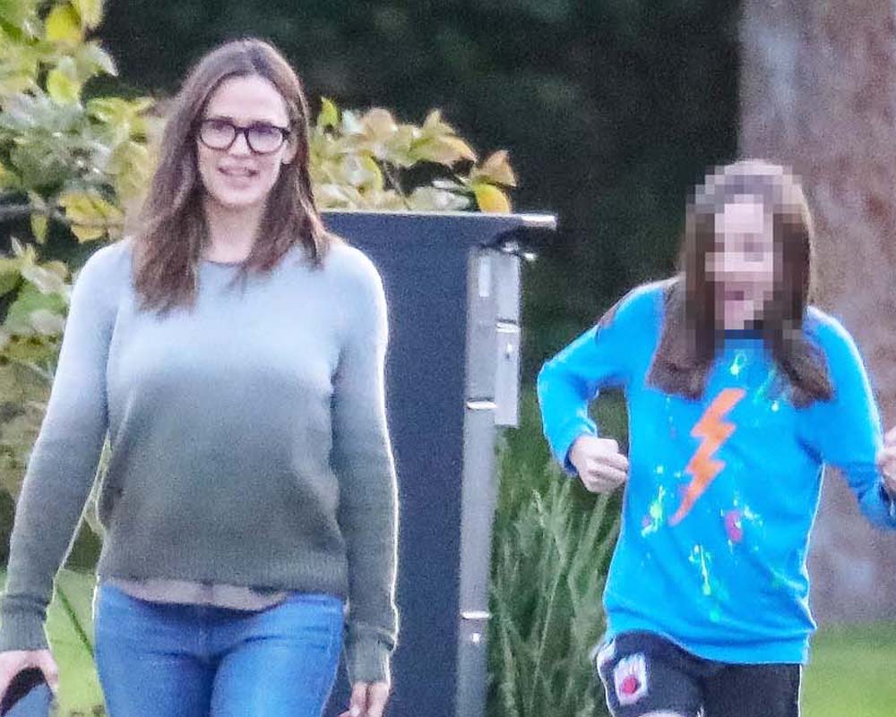 Brentwood, CA - *EXCLUSIVE* - Actress Jennifer Garner enjoys a late afternoon walk through her Brentwood neighborhood and the mother of three is joined by her kids Seraphina and Samuel Affleck.Pictured: Jennifer Garner, Seraphina Affleck BACKGRID USA 24 MARCH 2020 USA: +1 310 798 9111 / usasales@backgrid.comUK: +44 208 344 2007 / uksales@backgrid.com*UK Clients - Pictures Containing ChildrenPlease Pixelate Face Prior To Publication*