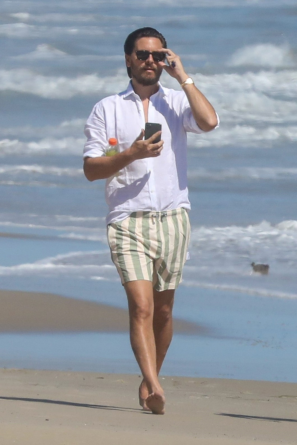 scott Disick stroll beach