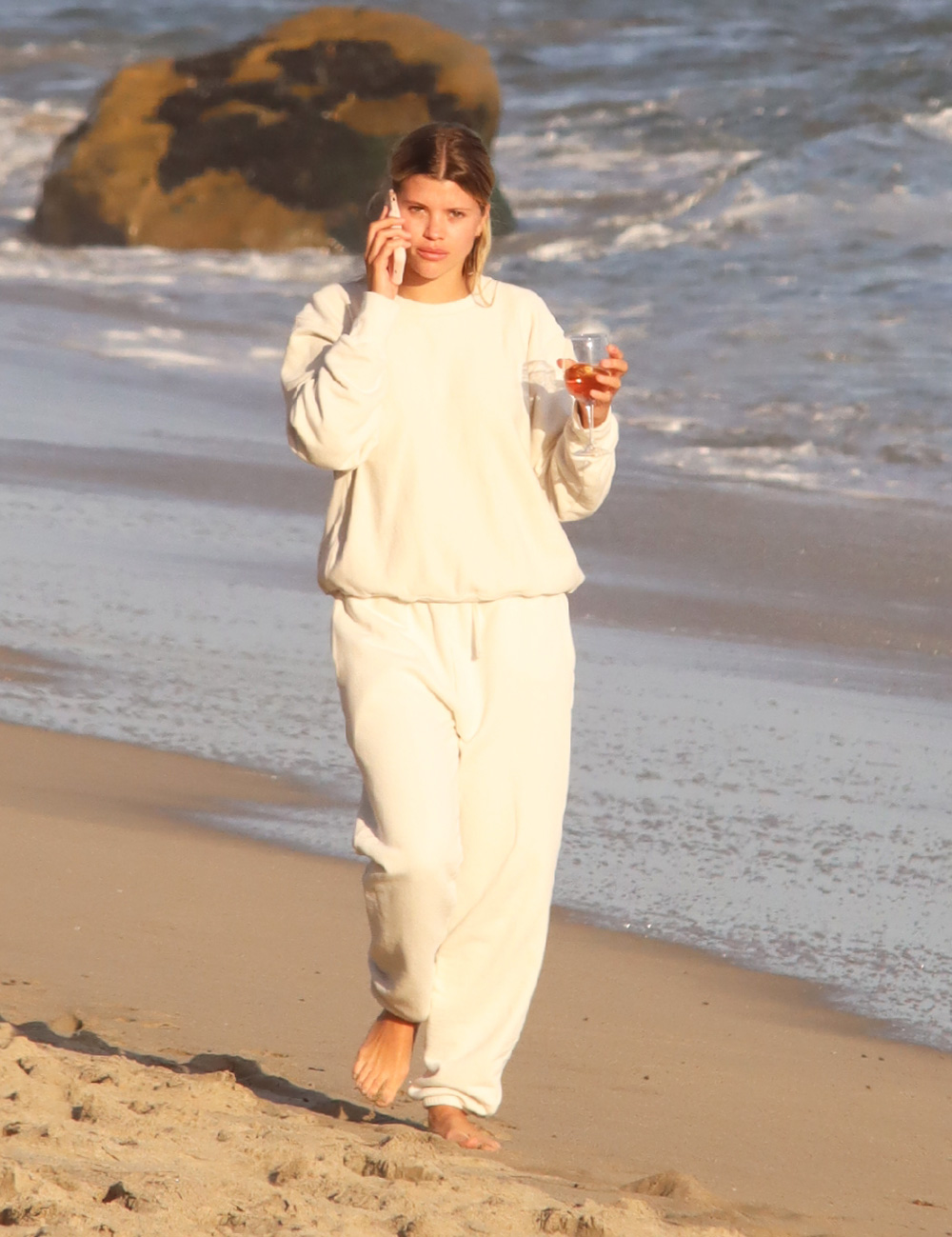 sofia Richie beach quarantine wine stroll