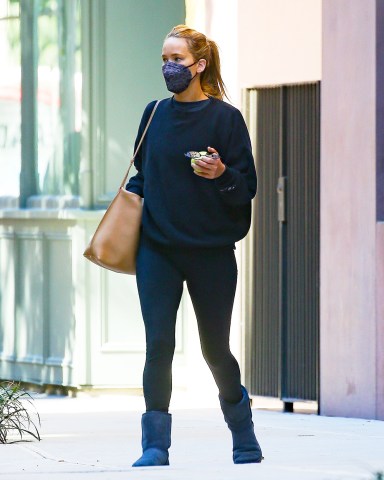 New York, NY  - *EXCLUSIVE*  - The star of the new Mob Girl movie, Jennifer Lawrence, was spotted out in NYC today. The Oscar-winning actress was seen coming out from her apartment in New York wearing an all-black look and making sure to wear a face mask.Pictured: Jennifer LawrenceBACKGRID USA 6 OCTOBER 2022 BYLINE MUST READ: Fernando Ramales / BACKGRIDUSA: +1 310 798 9111 / usasales@backgrid.comUK: +44 208 344 2007 / uksales@backgrid.com*UK Clients - Pictures Containing ChildrenPlease Pixelate Face Prior To Publication*