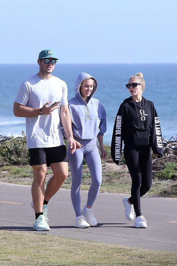 Colton Underwood, Cassie Randolph & her sister Michelle 