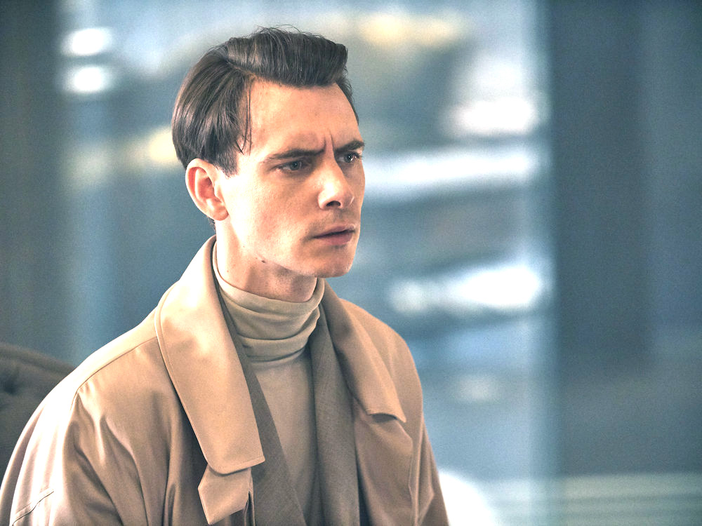 BRAVE NEW WORLD -- "Pilot" Episode 101 -- Pictured: Harry Lloyd as Bernard Marx -- (Photo by: Steve Schofield/Peacock)