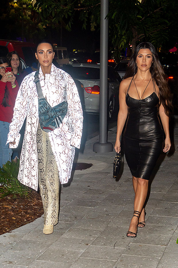  Kourtney Kardashian Helping Kim SplashNews