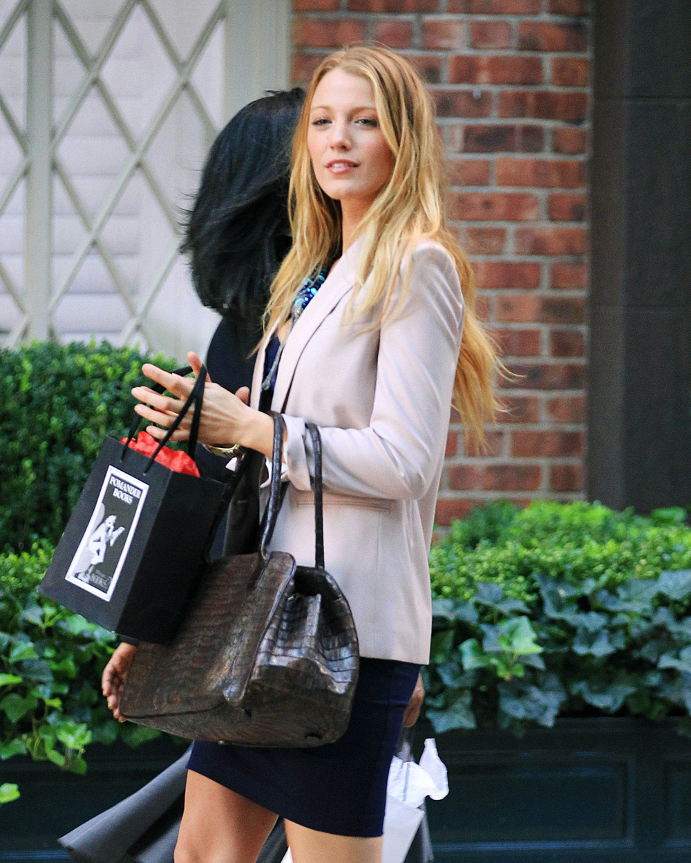 Photo by: Jackson Lee/starmaxinc.com
©2010
ALL RIGHTS RESERVED
Telephone/Fax: (212) 995-1196
9/8/10
Blake Lively on the set of "Gossip Girl".
(NYC) (Star Max via AP Images)