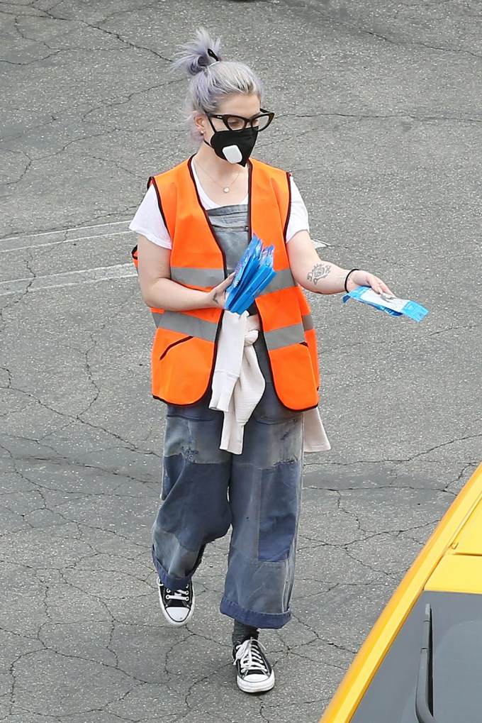 Kelly Osbourne Helps at a Food Drive