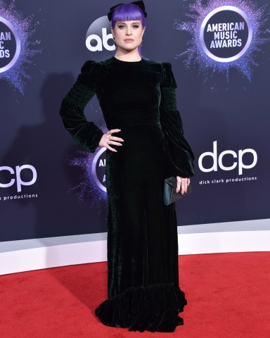 2019 American Music Awards held at the Microsoft Theatre on November 24, 2019 in Los Angeles, CA. © OConnor-Arroyo/AFF-USA.com. 24 Nov 2019 Pictured: Kelly Osbourne. Photo credit: OConnor-Arroyo/AFF-USA.com / MEGA TheMegaAgency.com +1 888 505 6342 (Mega Agency TagID: MEGA555646_001.jpg) [Photo via Mega Agency]