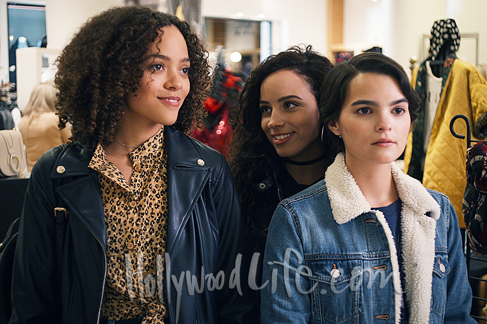 TRINKETS (L to R) QUINTESSA SWINDELL as TABITHA, KIANA MADEIRA as MOE TRUAX, and BRIANNA HILDEBRAND as ELODIE DAVIS in episode 202 of TRINKETS Cr. COURTESY OF NETFLIX © 2020